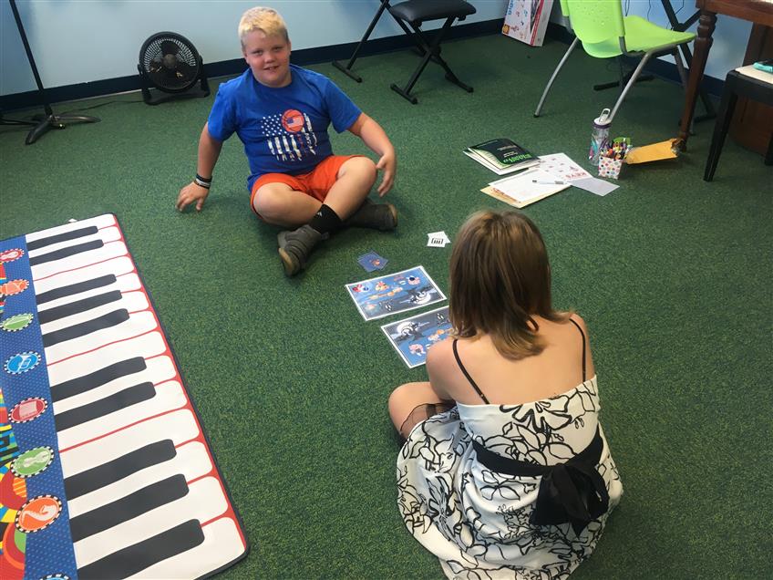 Gavin & Sophie are playing a fun game about piano keys.
